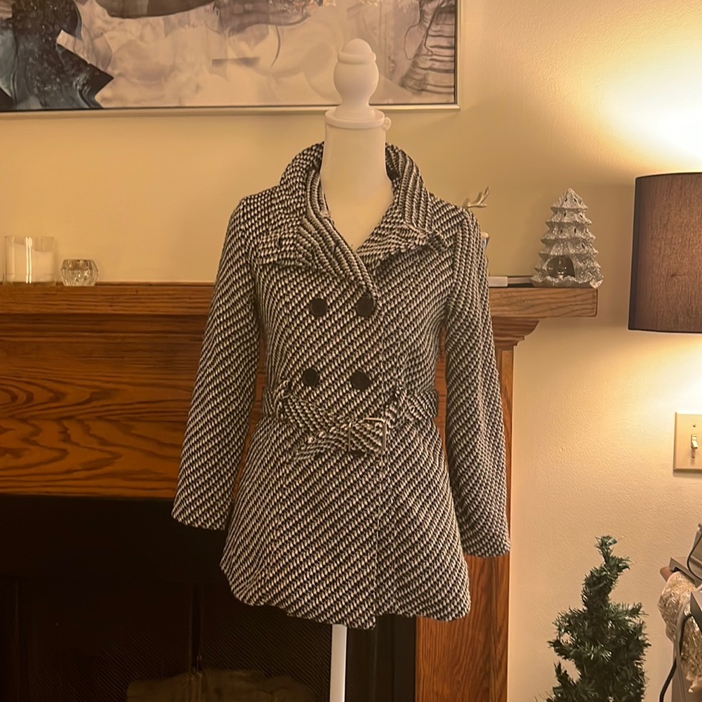 Fully lined coat. Size Juniors Large.  #10093